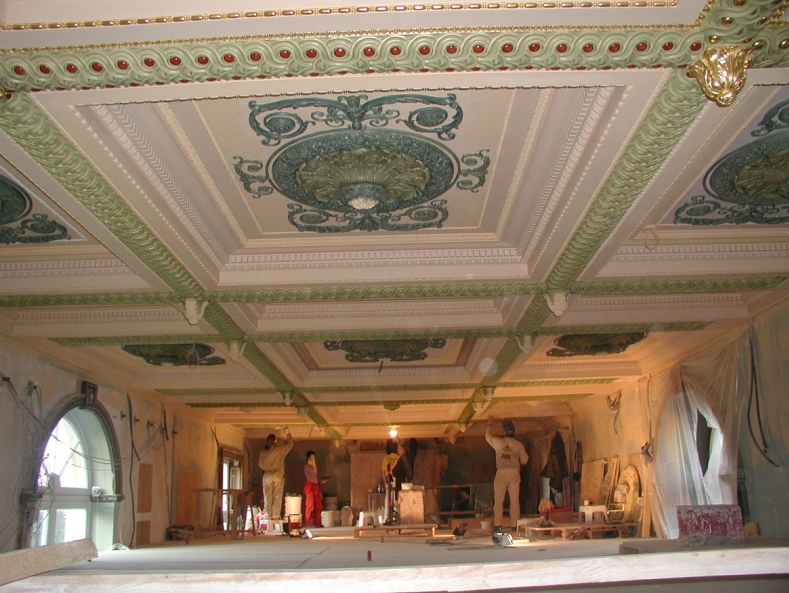 Décoration sur un plafond en staff. atelier de restauration de ...