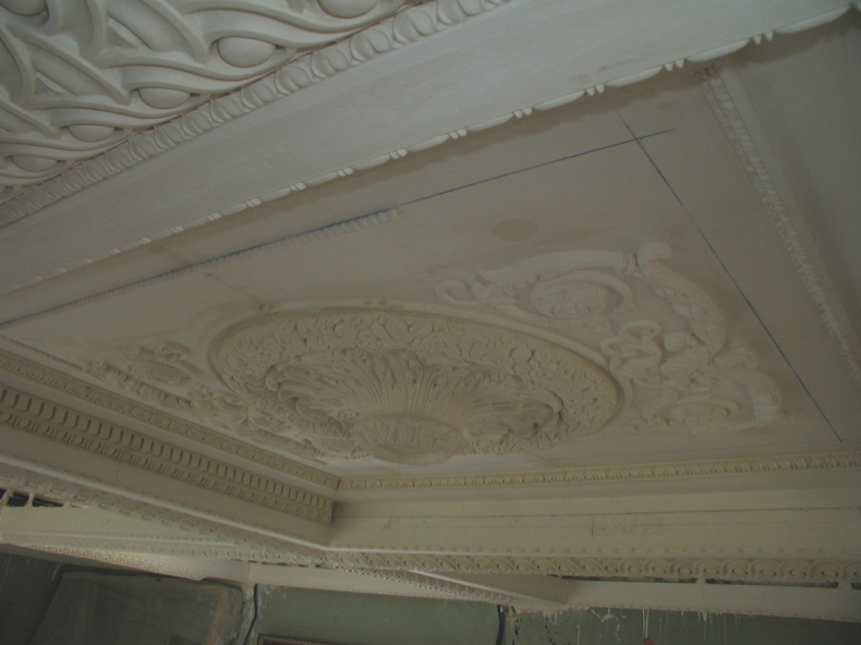 Décoration sur un plafond en staff. atelier de restauration de ...