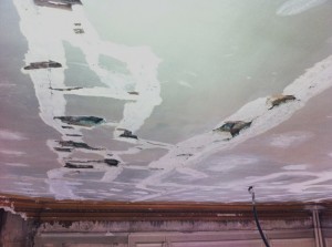 Fissures sur un plafond peint. Restauration